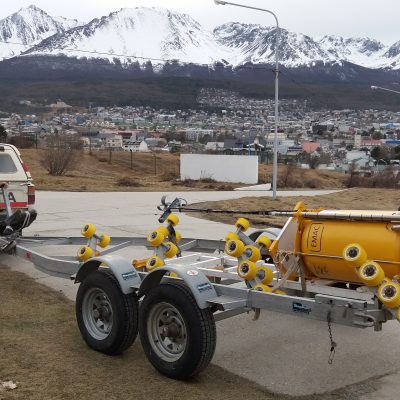 The buoy on its way from CADIC to the Beagle Channel: the buoy is safely secured on the trailer and ready to be transported to the Beagle Channel.