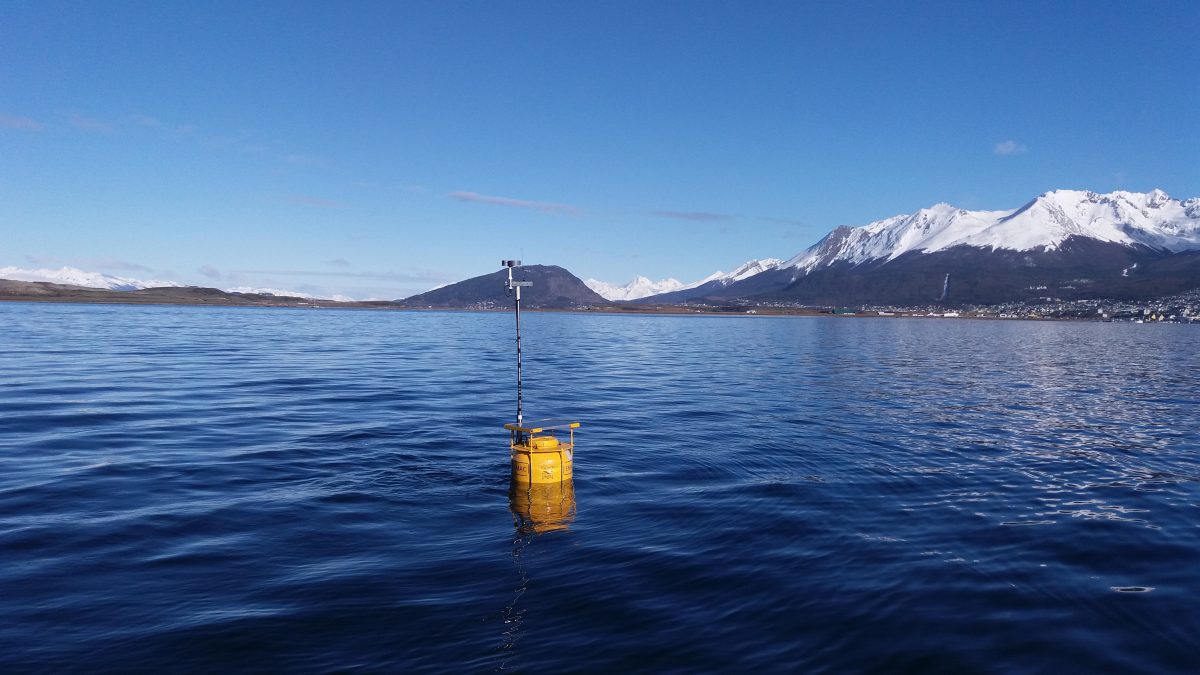 The first DYNAMO buoy in the Beagle Channel: attached to the mooring, the buoy now sends live data, which is freely available and can be seen by following the link on the right.