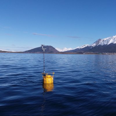The first DYNAMO buoy in the Beagle Channel: attached to the mooring, the buoy now sends live data, which is freely available and can be seen by following the link on the right.